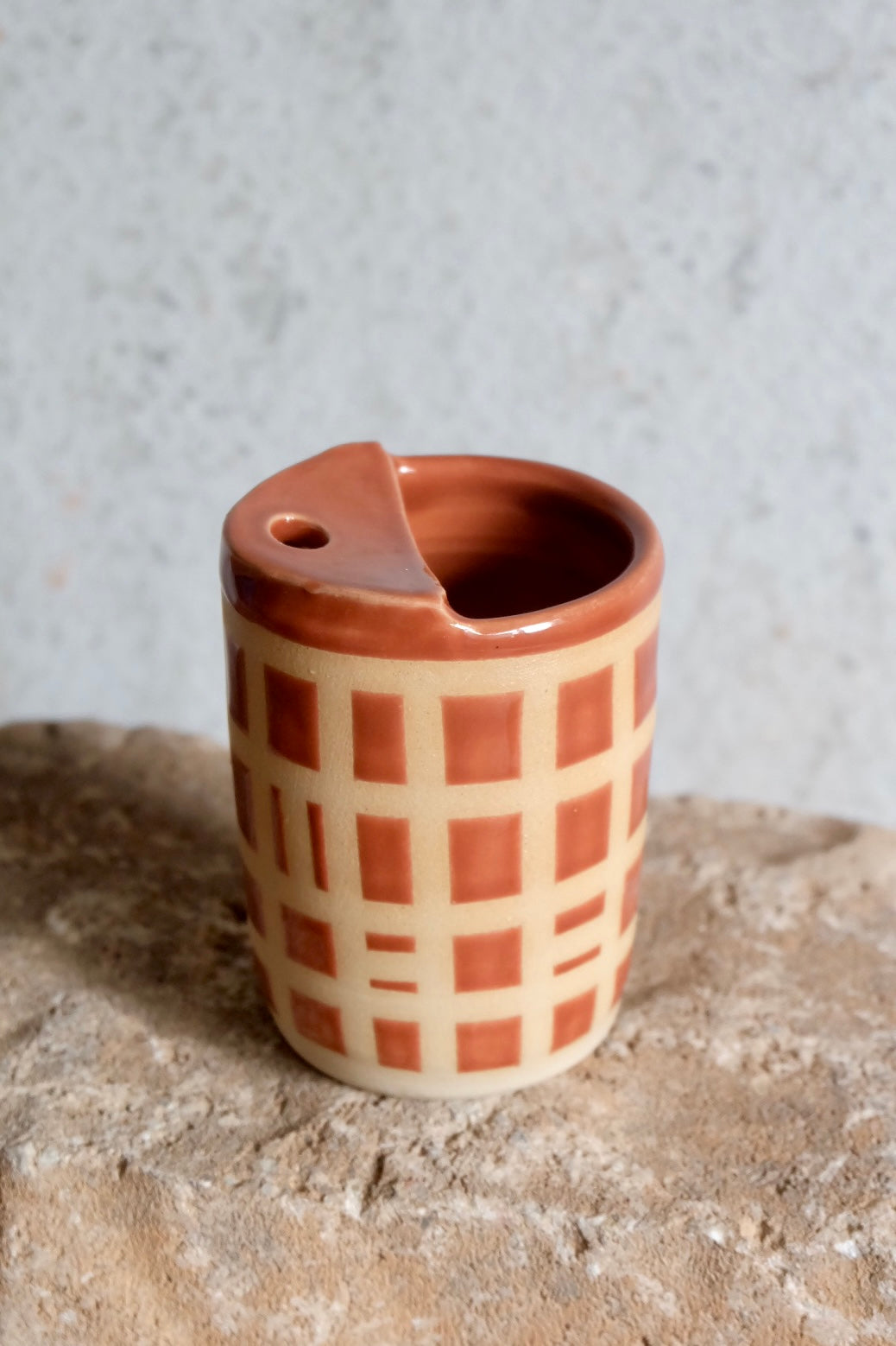 travel cup - red rocks & gingham 01